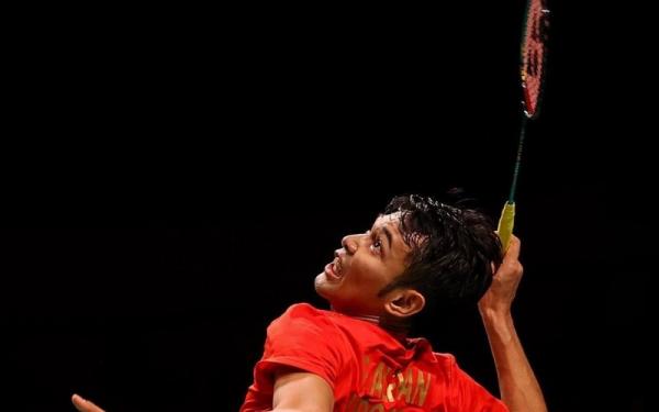 Ganda putra Indonesia, Fajar Alfian Pebulu tangkis ganda putra Indonesia, Fajar Alfian hendak memukul shuttlecock saat melawan wakil China He Jiting/Zhou Hao Dong dalam final Piala Thomas 2020 di Ceres Arena, Aarhus, Denmark, Minggu (17/10/2021). (Foto: Instagram/@fajaralfian95)