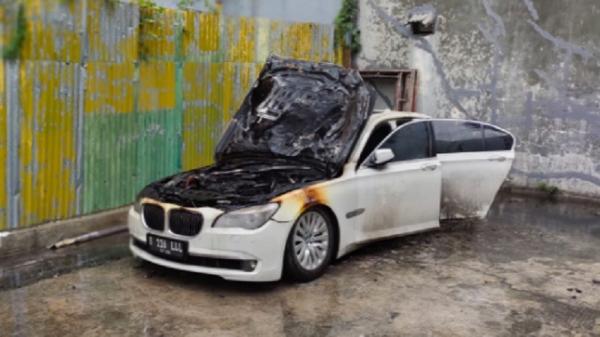 Mobil terbakar di Jalan Sunter Garden Raya, Sunter Agung, Tanjung Priok Jakarta Utara, Senin (18/10/2021). (Foto: Damkar DKI).