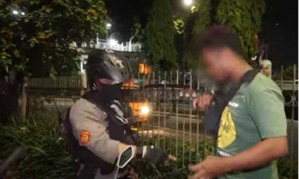 Ambarita Aipda Monang Parlindungan Ambarita memeriksa pemuda yang berkeliaran di jalan (Foto : Tangkapan Layar Youtube)