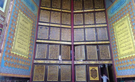 Alquran raksasa Palembang (Foto: Okezone)