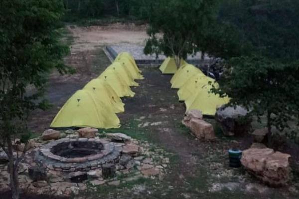 Camping Watu Mabur Bantul Tebing Watu Mabur di Mangunan Dlingo ini memang didesain untuk camping. Fasilitasnya cukup komplit, di pagi hari kalau beruntung Anda bisa melihat kabut yang mempesona. (Foto : @watumabur_camp)