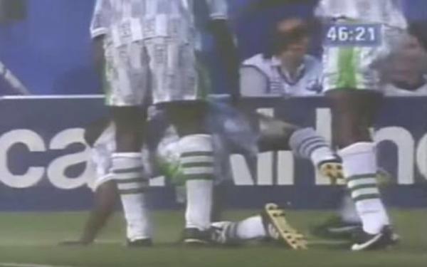 Finidi George Winger Nigeria, Finidi George merayakan gol dengan gaya nyeleneh seusai mencetak skor ke gawang Yunani dalam laga Piala Dunia 1994. (Foto: Whogoz.ng)
