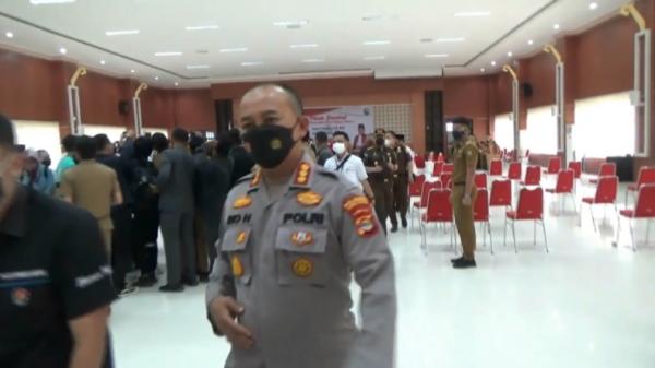 Kapolresta Bandarlampung Kombes Ino Harianto-1 Kapolresta Bandarlampung Kombes Ino Harianto mencoba menghindari wartawan karena buru-buru ke toilet saat ditanya keterlibatan anak buahnya dalam perampokan (Andres Afandi/MNC Portal)