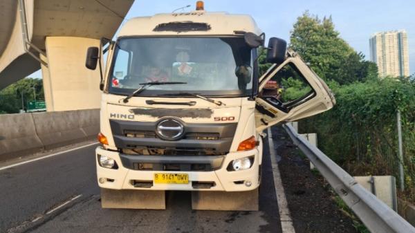 Kecelakaan terjadi di Interchange Cawang menuju arah Cikampek, Selasa (19/10/2021). (Foto: TMC Polda Metro).