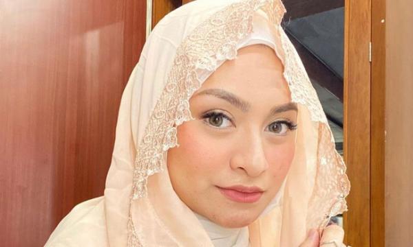 Nathalie Holscher, artis yang melahirkan di tanggal cantik. Foto: IG)