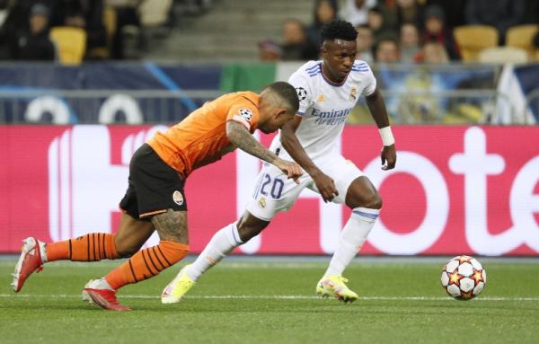 Real Madrid vs Shakhtar Donetsk Vinicius Real Madrid pesta lima gol ke gawang Shakhtar Donetsk pada matchday ketiga Grup D Liga Champions 2021/2022. Vinicius Jr (putih) jadi bintang di laga itu. (foto: REUTERS/Gleb Garanich).