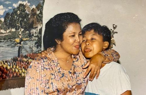 Wajah cupu Ari Lasso masih muda, saat dipeluk sang ibu.