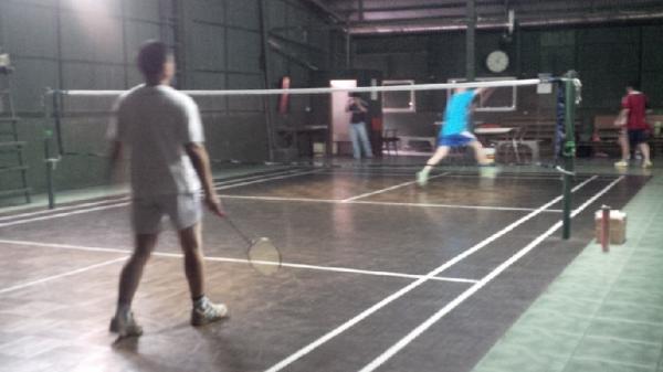 BANDMINTON KOTE Warga bermain bulu tangkis di GOR Badminton Kote 28. (Foto: foursquare.com)