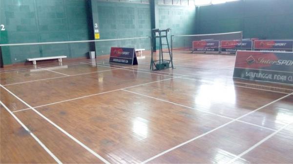 BANTUNGGAL INDAH CLUB Batununggal Indah Club menyediakan lapangan badminton dengan fasilitas lengkap. (batununggalindahclub.com)