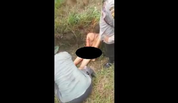 Pelaku pembunuhan ibu kandung dan tetangga di Sambas Kalimantan Barat diamankan polisi dan warga. (Foto: iNews/Uun Yuniar)