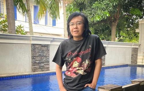 Wajah cupu Ari Lasso, posenya saat berfoto di kolam.