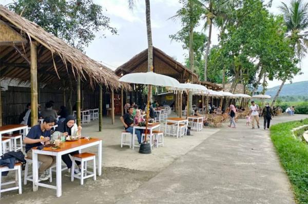 Gebleg Menoreh Gebleg Menoreh View menjadi salah satu tempat makan di Kulonprogo yang asyik untuk bersantai. (Foto: IG/Gebleg Menoreh)