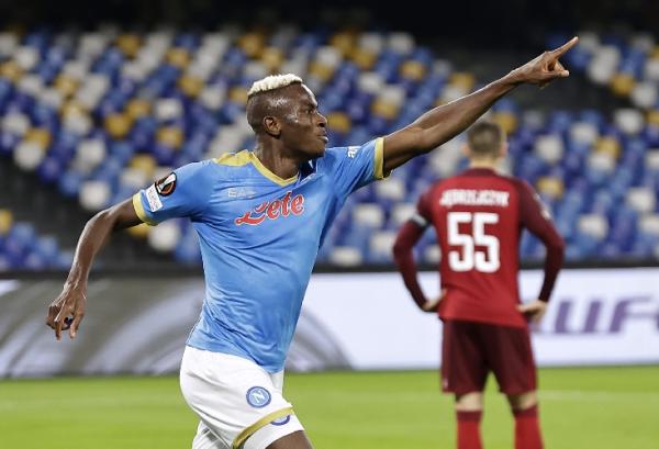 Napoli vs Legia Warszawa Osimhen Napoli menang besar atas Legia Warszawa pada laga lanjutan Liga Europa 2021/2022. Striker muda Napoli asal Nigeria Victor Osimhen mencatatkan rekor fantastis. (foto: REUTERS).