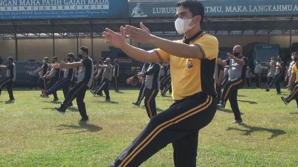 senam taichi Kapolresta Mojokerto AKBP Rofiq Ripto Himawan mengikuti senam taichi, Jumat (22/10/2021).