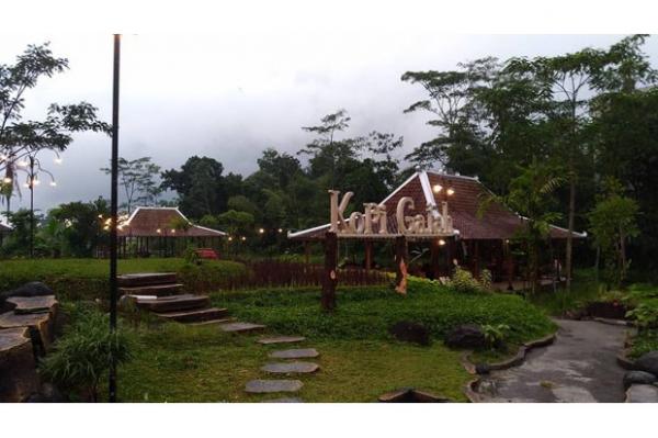 Kopi Gadjah Kopi Gajah bisa menjadi pilihan untuk tempat nongkrong anda. Menunya ervariasi mulai dari camilan hingga makana berat. (Foto : Instagram)