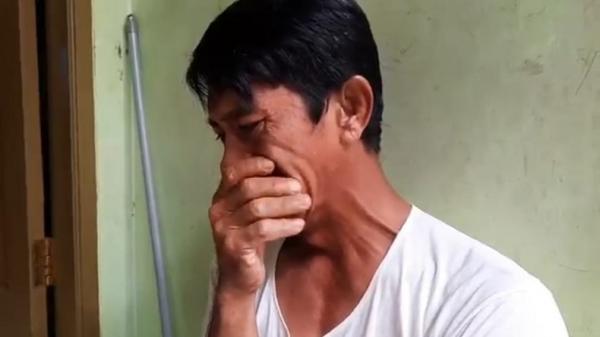 JASAD KERESEK1 Dede Zaenal, menangis mengingat kenangan bersama istrinya, almarhumah Ai Nurlela. Dede meminta polisi mengusut tuntas kasus pembunuhan yang dialami istrinya. (Foto: iNews/Asep Juhariyono)