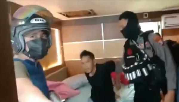 Seorang bandar di kampung narkoba Puntun ditangkap. (Foto: iNews/Ade Sata)