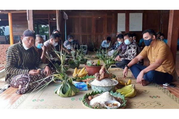 Kembul Bujono Masyarakat petani hutan yang mengelola objek wisata hutan pinus menggelar doa bersama Kenduri Mertiwono. (Foto : Ist)