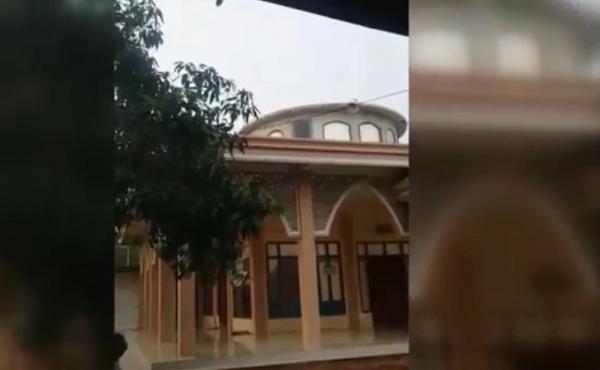 Kubah Masjid2 Kondisi masjid yang kubahnya terlepas. (Foto: iNews/Dedi Mahdi)