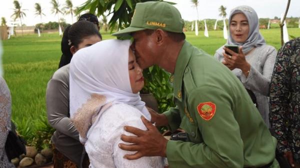 Pernikahan Hansip Sabel dengan Mimih Yani yang viral dengan prosesi cabut golok bak tradisi golok pora. (Foto: Instagram Dedi Mulyadi)