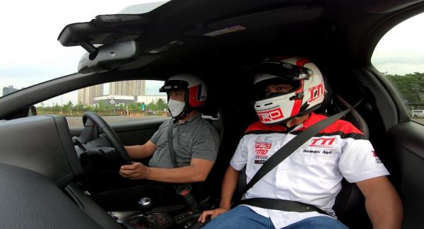 Toyota GR Garis Menjajal Toyota GR Yaris didampingi drifter Demas Agil.