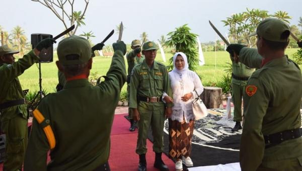 viral pernikahan hansip Pernikahan Hansip Sabel dengan Mimih Yani yang viral dengan prosesi cabut golok bak tradisi golok pora. (Foto: Instagram Dedi Mulyadi)