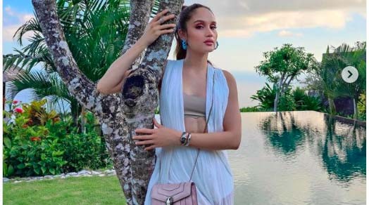 24 Cinta Laura Deretan artis hobi fitnes terlihat seksi menggoda. (Foto: Instagram)