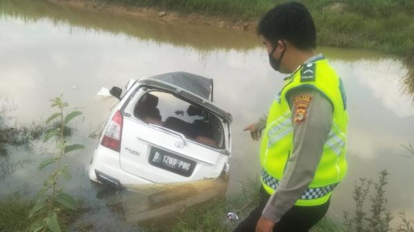 Mobil Toyota Innova putih B 1269 POG ringsek usai terjun ke sungai di Tulang Bawang, Lampung. Akibatnya, dua penumpang tewas (Istimewa)