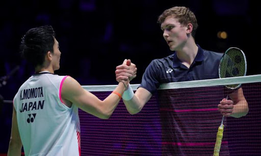 Duel tunggal putra terbaik dunia akan tersaji di final Denmark Open 2021 malam inin. Kento Momota akan melawan Viktor Axelsen. (foto: BadmintonEurope.com)