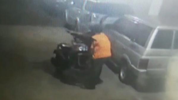 Pelaku curanmor di Palembang bak Superman-1 Pelaku curanmor di Palembang bak Superman, motor diangkat lalu didorong. Aksinya terekam kamera CCTV (Firdaus/MNC Portal)