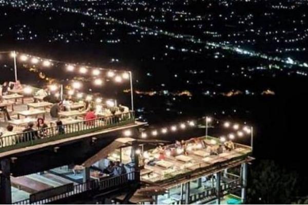  Bukit Bintang menawarkan beberapa spot foto instagramable berlatarkan pemandangan malam hari Kota Yogyakarta.  (foto : Instagram)