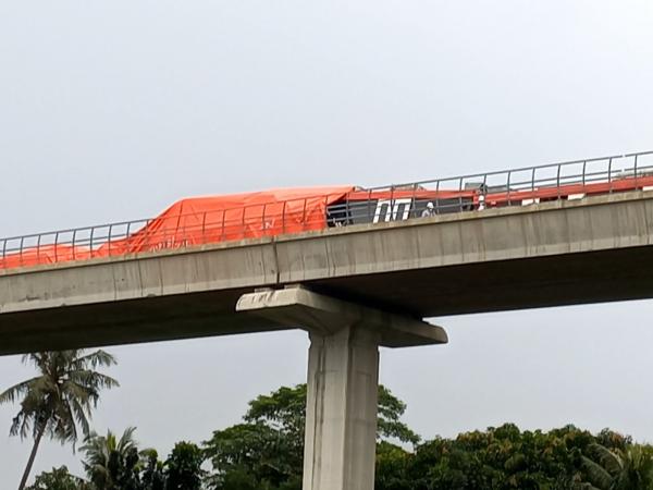 LRT 2 Kementerian Perhubungan (Kemenhub) menyebut LRT Jabodetabek yang baru saja mengalami kecelakaan belum beroperasi secara resmi. (Foto: Jonathan Simanjuntak)