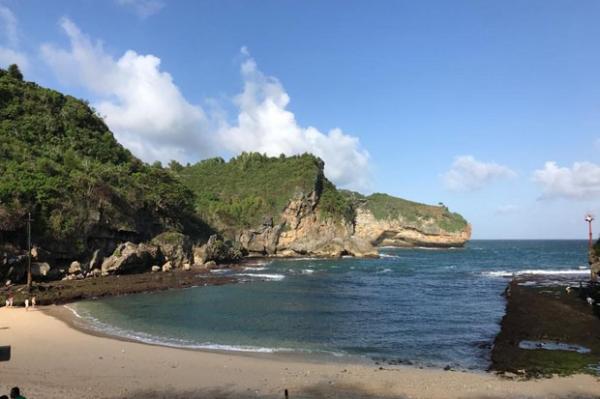 Pantai Gesing Pantai Gesing dengan keindahan pasir putih yang menawan ini bisa Anda jadikan sebagai objek foto yang instagramable. (Foto : gunungkidulkab.go.id)