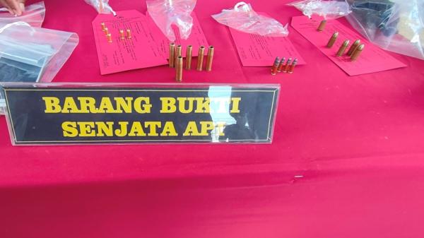 barang bukti senpi rakitan rembang Barang bukti senpi rakitan yang disita aparat Polres Rembang. Foto: iNews/Musyafa Musa.