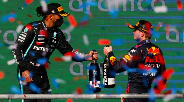 Max Verstappen Lewis Hamilton F1 GP Amerika Serikat 2021 di Circuit of the Americas (COTA), Senin (25/10/2021) dini hari WIB selesai digelar. Pembalap Red Bull Racing Max Verstappen juara. (Foto: REUTERS/Brian Snyder)