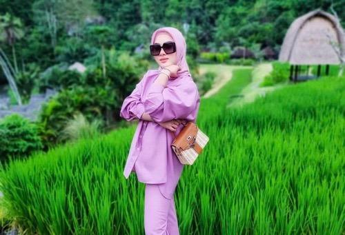 Syahrini berhijab di sawah Potret cantik Syahrini berhijab di sawah.