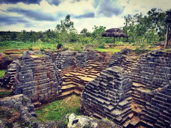 Watu Giring Watu Giring jika dilihat dari kejauhan batu berundak terlihat mirip dengan bangunan candi yang mungil. (Foto : tya_cilik)