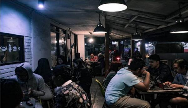 Banyu Biru Banyubiru Cafe memiliki suasana yang tenang dan nyaman. (Foto: Instagram/@banyubiru_coffee)