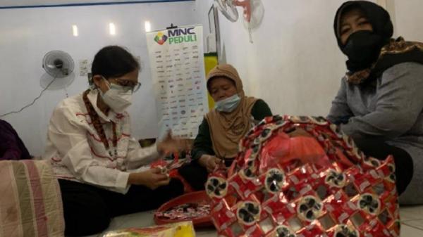 Mnc Peduli Plastik Jonathan MNC Peduli bersama MNC Sekuritas menyelenggarakan program Corporate Social Responsibility (CSR) di kawasan Kelurahan Sumur Batu, Kecamatan Bantargebang, Kota Bekasi, Selasa (26/10/2021). (Foto: Jonathan Nalom).