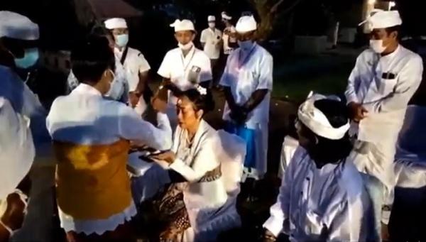 Sukmawati Murtad Sukmawati Soekarnoputri saat prosesi melukat, Senin (25/10/2021). (Foto: iNews/Pande Wismaya)