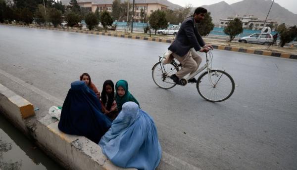 Pemerintahan Taliban membayar gaji pekerja honorer Afghanistan dengan gandum (Foto: Reuters)