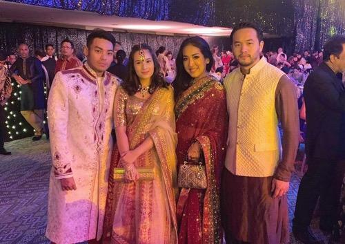 Chelse Islan bersama Rob dan teman-temannya saat kondangan bertema India.