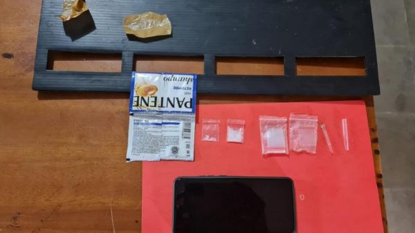 Penjual sabu di Lampung menggunakan modus baru Penjual sabu di Lampung menggunakan modus baru yakni dengan menempelkan sabu ke rencengan shampo (Yuswantoro/MNC Portal)