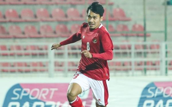 Witan Sulaeman Witan Sulaeman menjadi pemain penting Timnas Indonesia U-23 saat melawan Australia di Kualifikasi Piala Asia U-23 pada Selasa (26/10/2021). (Foto: Twitter/@PSSI)
