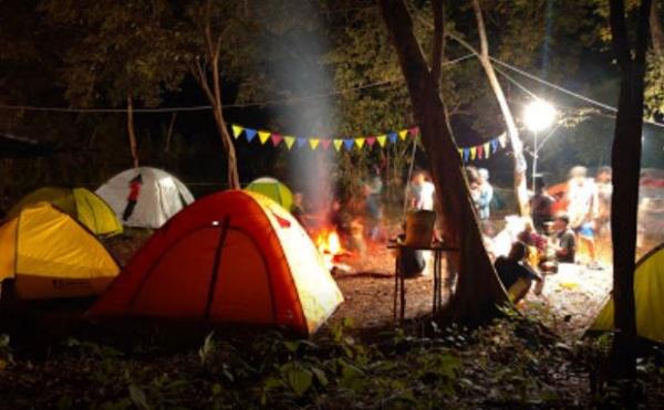 Bukit Tebalu di Belitung sangat cocok jadi tempat camping bareng keluarga. (Foto: ist)