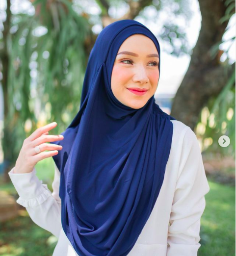 Artis cantik menikah dengan ustaz dan hidup bahagia. (Foto: Instagram)