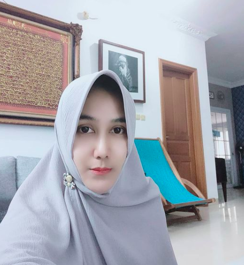 Artis cantik menikah dengan ustaz dan hidup bahagia. (Foto: Instagram)