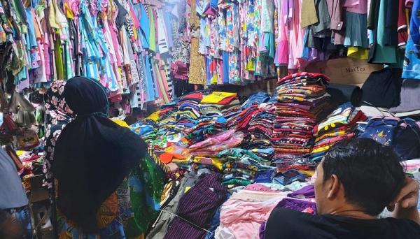 Pasar 2 Warga membeli pakaian di Pasar Minggu, Jakarta Selatan. (Foto iNews.id).