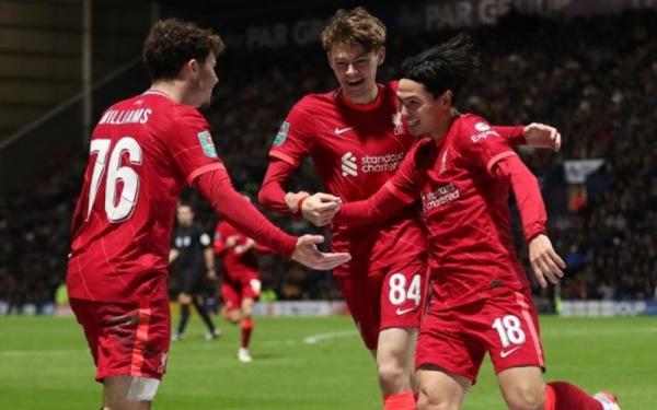 Winger Liverpool, Takumi Minamino (kanan) bersama rekan setimnya merayakan gol yang dicetaknya ke gawang Preston North End dalam laga Liga Inggris 2021/2022 di Stadion Deepdale, Kamis (28/10/2021). (Foto: Twitter/@LFC)
