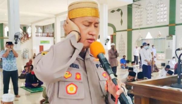 Kapolres Enrekang AKBP Andi Sinjaya ok Kapolres Enrekang AKBP Andi Sinjaya saat melaksanakan syiar kamtibmas di Masjid Agung Enrekang. (Foto: ist)